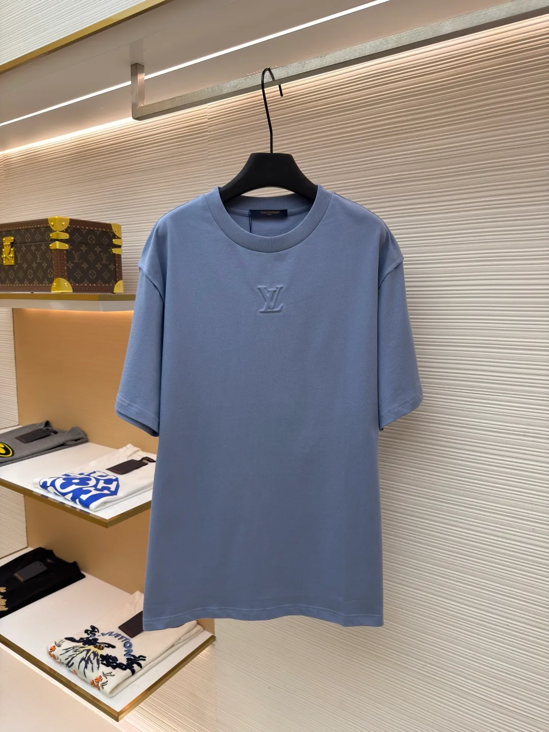 LOUISVUITTON embossed small label T-shirt ●Authentic product: purchased and developed by 5450 ●Item number: 1682105-A00 ●Fabric: pure cotton fabric ●Technology: embossed production ●Version: fitted version ●Weight: about 300 grams ●Size: XS-S-M-L ●Description: Fabric is 40S/2 Double-strand smooth cotton plain weave, dust-free wool processing; matching 40s single-strand combed cotton, 280g cylindrical machine rib. The front panel is stamped and filled. After low-temperature stamping with a steel stamp, the inside is filled with foam cotton. The bottom surface is directly sealed with low-temperature hot melt glue at 80 degrees Celsius. The integrated machine operation makes the relief pattern three-dimensional and full and stylish. High-quality products require natural and beautiful products. The overall wiring is straight and delicate, the fabric is comfortable and soft, and the color is consistent without color difference. It can be matched with the same style to create a fashionable look and control various occasions. Customized accessories, complete with three standards, same style for men and women!